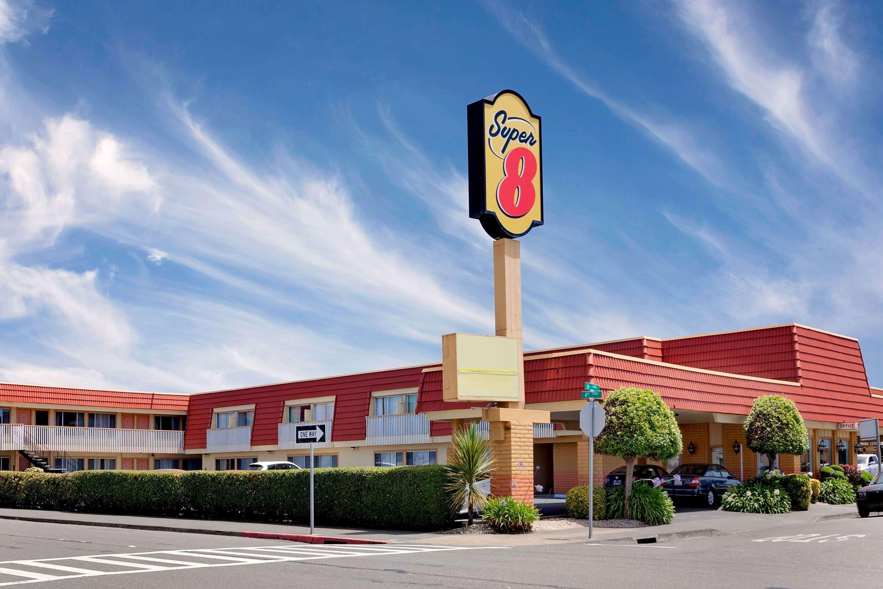 Super 8 By Wyndham Eureka Hotel Exterior photo